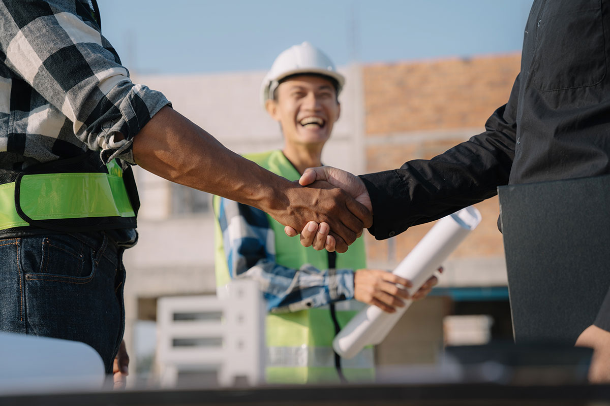 construction-worker-and-contractor-2023-01-21-03-51-51-utc How to pick a roofer?